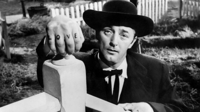 Robert Mitchum trong vai Harry Powell trong The Night of the Hunter
