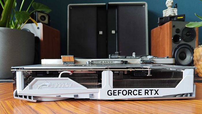 RTX 4080 Super màu trắng với cổng nguồn hướng về phía trước trên bàn gỗ vân gỗ