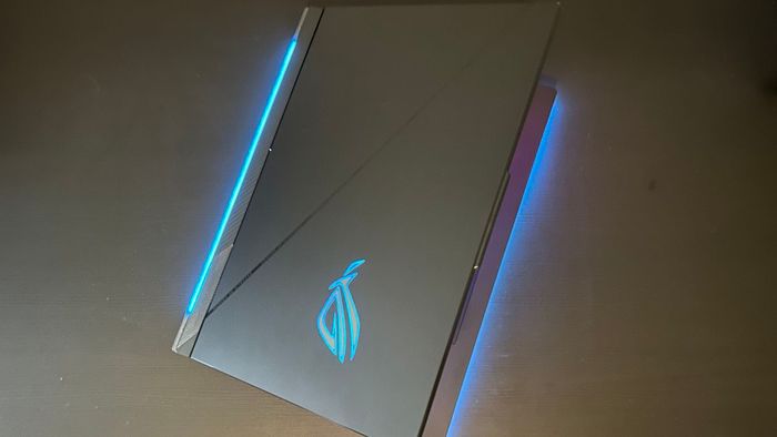 Nắp Asus ROG Strix Scar 18 với đèn RGB