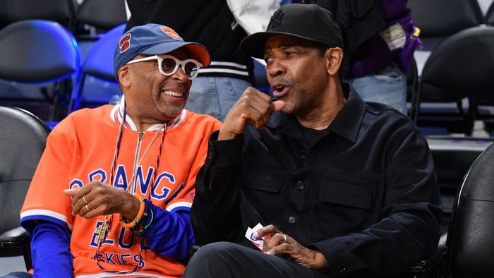 Spike Lee và Denzel Washington đang xem một trận bóng rổ