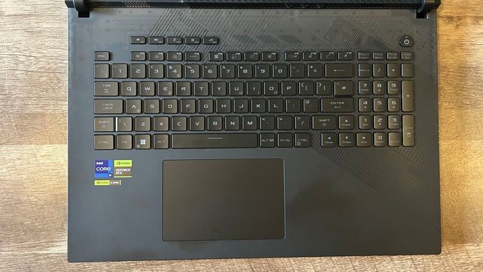 Bàn phím Asus ROG Strix Scar 18 trên một bàn làm từ gỗ