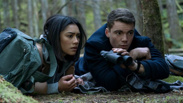 Luciane Buchanan và Gabriel Basso trong The Night Agent