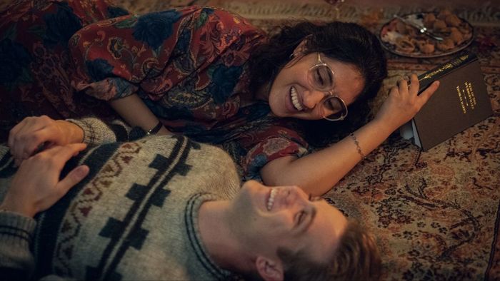 Leo Woodall và Ambika Mod trong One Day