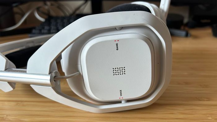 Gần gũi với nút rocker chat mix của Astro A50 X