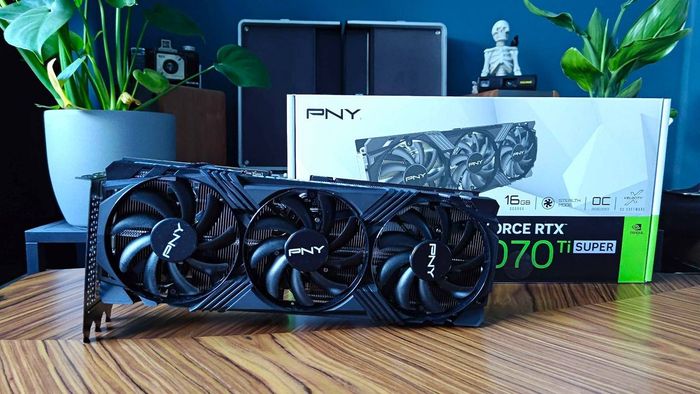 Phiên bản PNY của Nvidia GeForce RTX 4070 Ti Super đặt bên cạnh hộp trên bàn gỗ