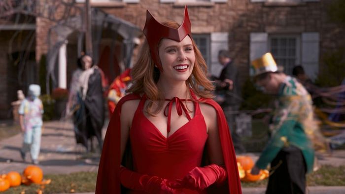 Elizabeth Olsen trong vai Wanda trong WandaVision