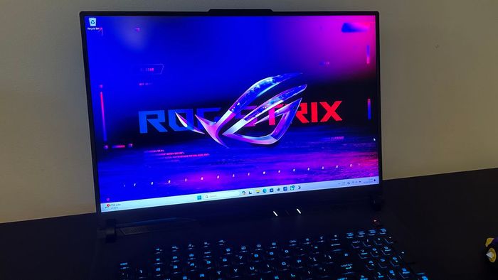Màn hình laptop gaming Asus ROG Strix Scar 18 mở trên một bàn màu đen