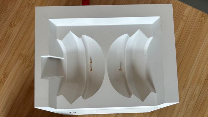 Trạm cơ sở Astro A50 X nhìn từ trên xuống trên một bàn làm việc gỗ