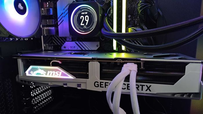 RTX 4080 Super màu trắng được lắp đặt trong case PC cạnh bên cạnh tản nhiệt AIO