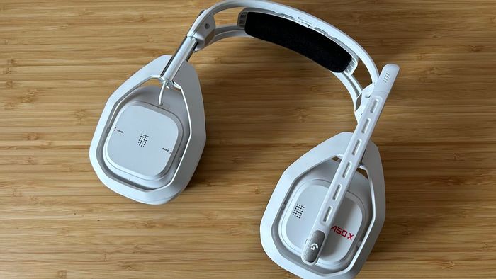 Astro A50 X nằm phẳng trên một bàn làm việc gỗ