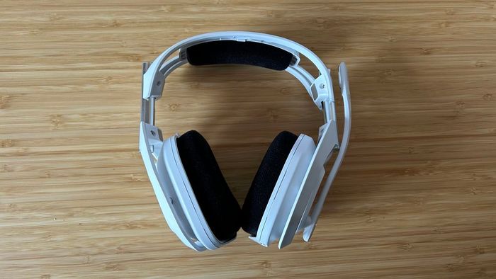 Tai nghe chơi game Astro A50X trên một bàn là gỗ