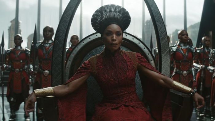 Angela Bassett trong vai Nữ hoàng Ramonda trong Black Panther: Wakanda Forever