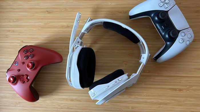 Tai nghe Astro A50 X cùng với các bộ điều khiển PS5 và Xbox