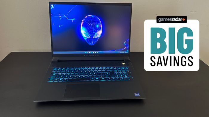 Laptop chơi game Alienware M18 trên một bàn đen với huy hiệu tiết kiệm lớn
