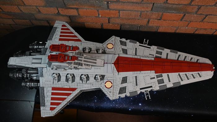 Một cái nhìn từ trên xuống của bộ Lego UCS Venator
