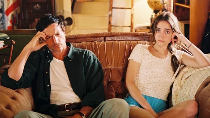 Simon Rex và Talia Ryder trong The Sweet East