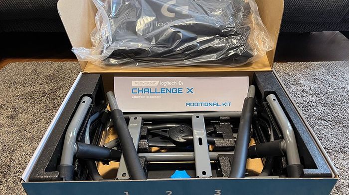 Playseat Challenge X trong hộp đóng gói của nó