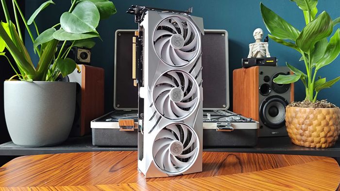 RTX 4080 Super màu trắng đứng dọc trên bàn với hoa văn gỗ