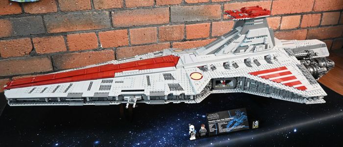 Góc nhìn bên của Lego UCS Venator trước một nền gạch
