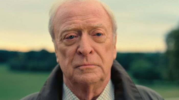 Michael Caine trong vai Alfred trong The Dark Knight Rises