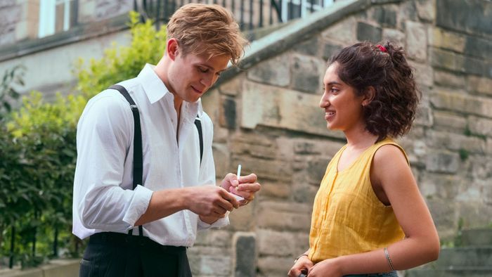 Leo Woodall và Ambika Mod trong One Day