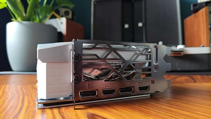Cổng IO phía sau cho RTX 4080 Super