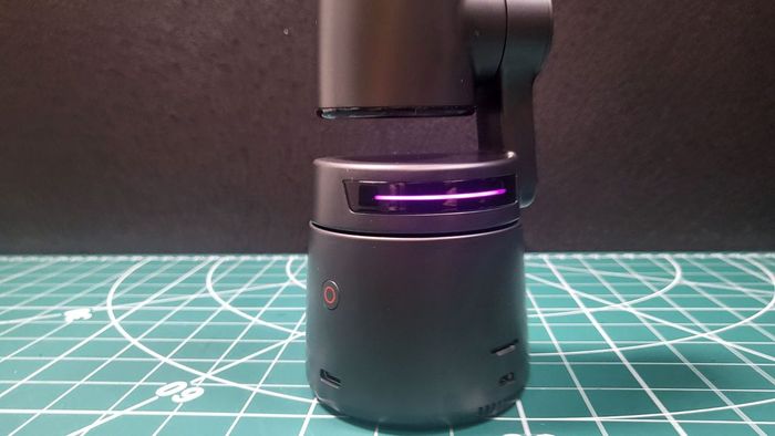 OBSBOT Tail Air nhìn xuống phần thân của nó