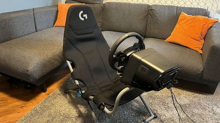 Playseat Challenge X được thiết lập trên một tấm thảm