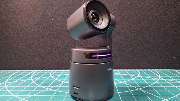 OBSBOT Tail Air chỉ vào phía xa khỏi camera