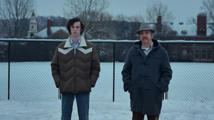 Dominic Sessa và Paul Giamatti trong The Holdovers