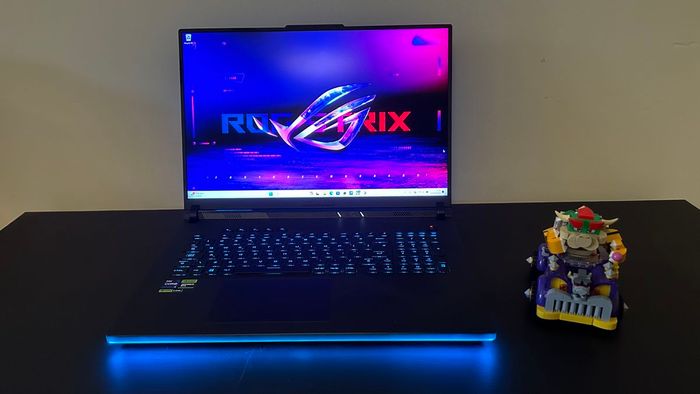 Máy tính xách tay chơi game Asus ROG Strix Scar 18 mở trên một bàn đen