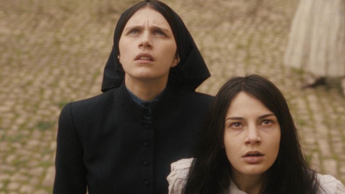 Nell Tiger Free vai Margaret và Nicole Sorace vai Carlita trong The First Omen