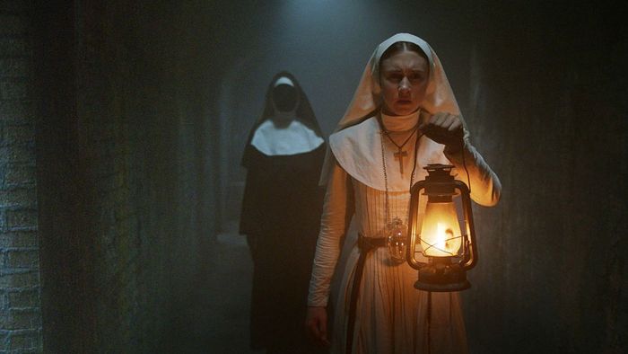 Taissa Farmiga trong vai Sơ Irene trong bộ phim phụ 'The Nun' thuộc series The Conjuring