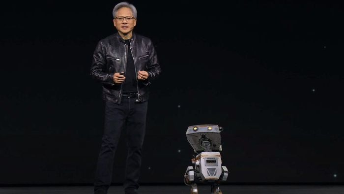 Jensen Huang đứng cạnh robot trí tuệ nhân tạo trên sân khấu tại GTC 2024