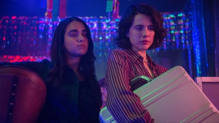 Geraldine Viswanathan và Margaret Qualley trong Drive-Away Dolls