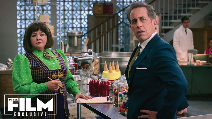 Melissa McCarthy và Jerry Seinfeld trong Unfrosted: Câu chuyện về Pop Tart