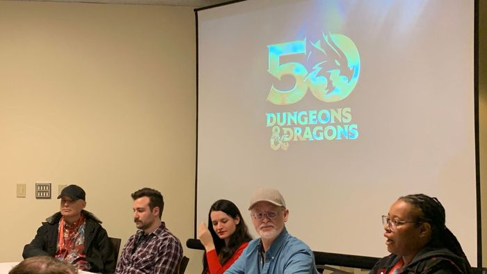 Các diễn giả tại GaryCon 2024 đứng trước màn hình hiển thị '50 Dungeons & Dragons'