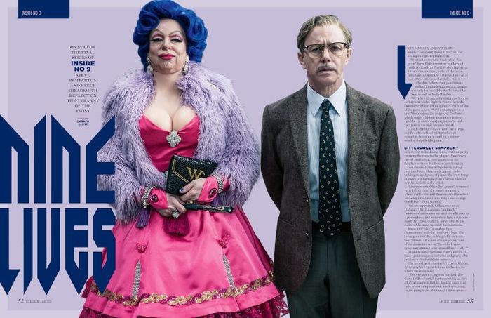 Steve Pemberton mặc váy màu hồng và Reece Shearsmith mặc bộ đồ lịch sự.