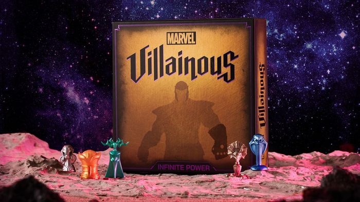 Hộp Marvel Villainous: Sức Mạnh Vô Tận trên một bàn với những chiếc meeples bên cạnh