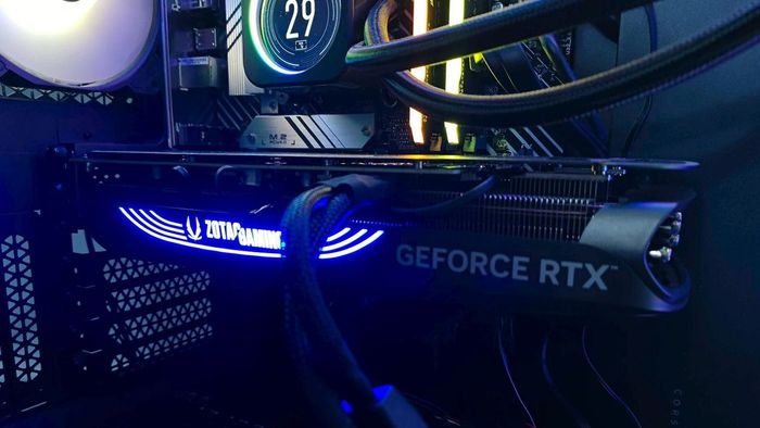 Zotac RTX 4070 Super trong case PC kế bên bộ tản nhiệt nước AIO và RAM RGB