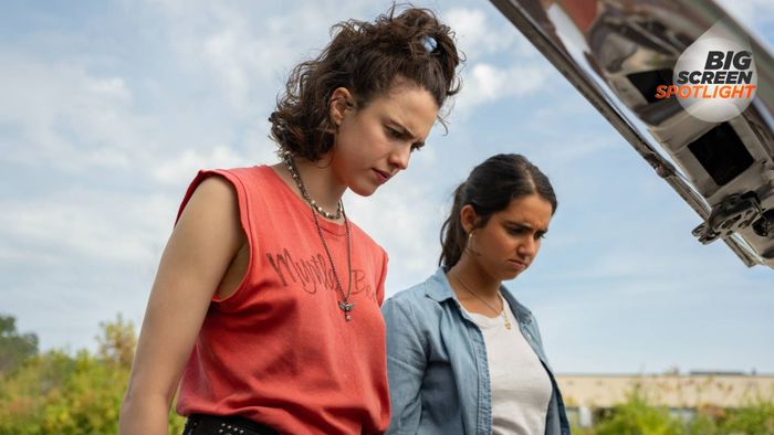 Margaret Qualley và Geraldine Viswanathan trong Drive-Away Dolls 