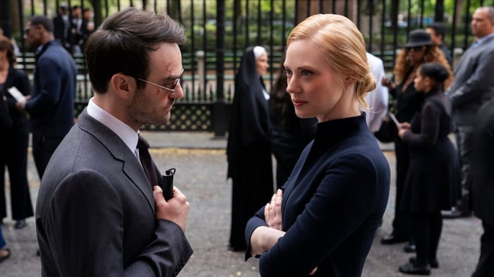 Charlie Cox trong vai Matt Murdock và Deborah Ann Woll trong vai Karen Page trong series Daredevil của Netflix