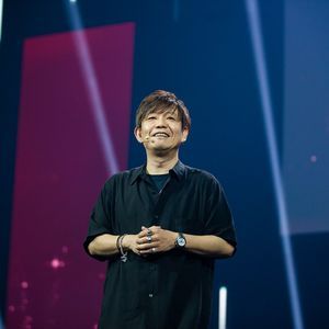 Yoshi-P chào đón đám đông tại FFXIV Fan Fest