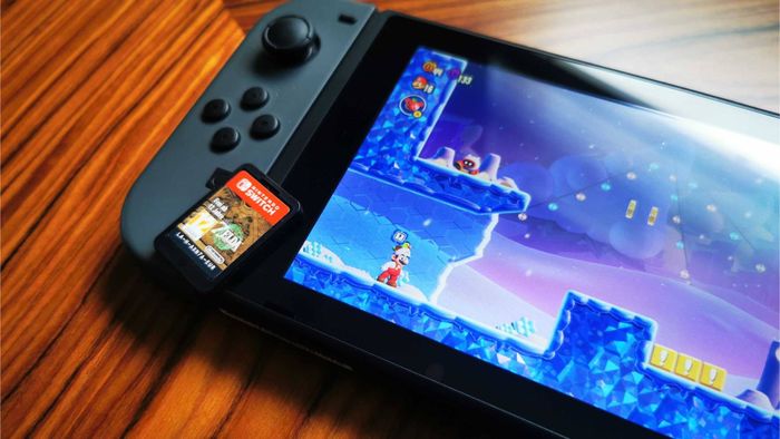 Nintendo Switch với trò chơi Super Mario Wonder trên màn hình