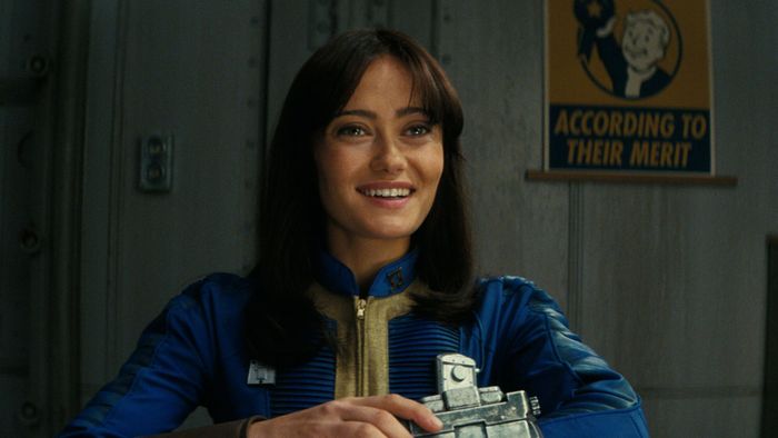 Ella Purnell đang mặc Pip-Boy trong Fallout