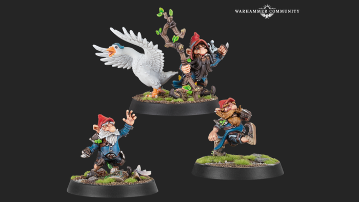 Ba mô hình lùn từ đội Warhammer Blood Bowl Gnome, trong đó có một chú lùn được đi cùng với một con ngỗng