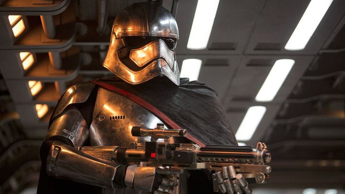 Captain Phasma trong bộ giáp Stormtrooper mạ crom từ Star Wars