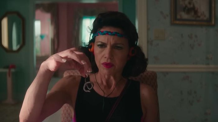 Carla Gugino vai diễn Janet trong Lisa Frankenstein