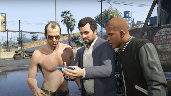 Ba nhân vật có thể chơi đang trao đổi trong GTA 5