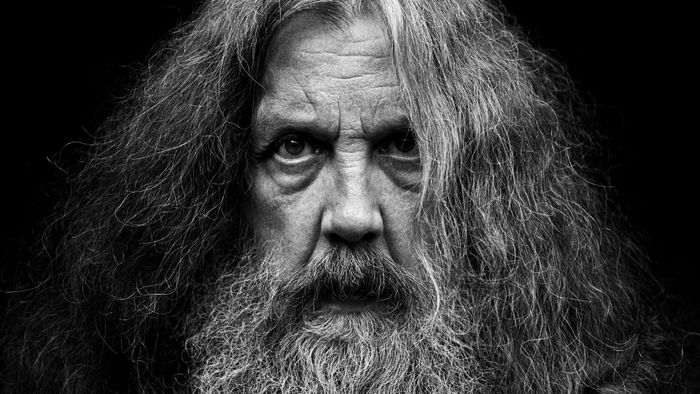 Vĩ đại Alan Moore.